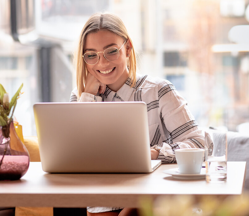 Zufriedene Frau mit Laptop