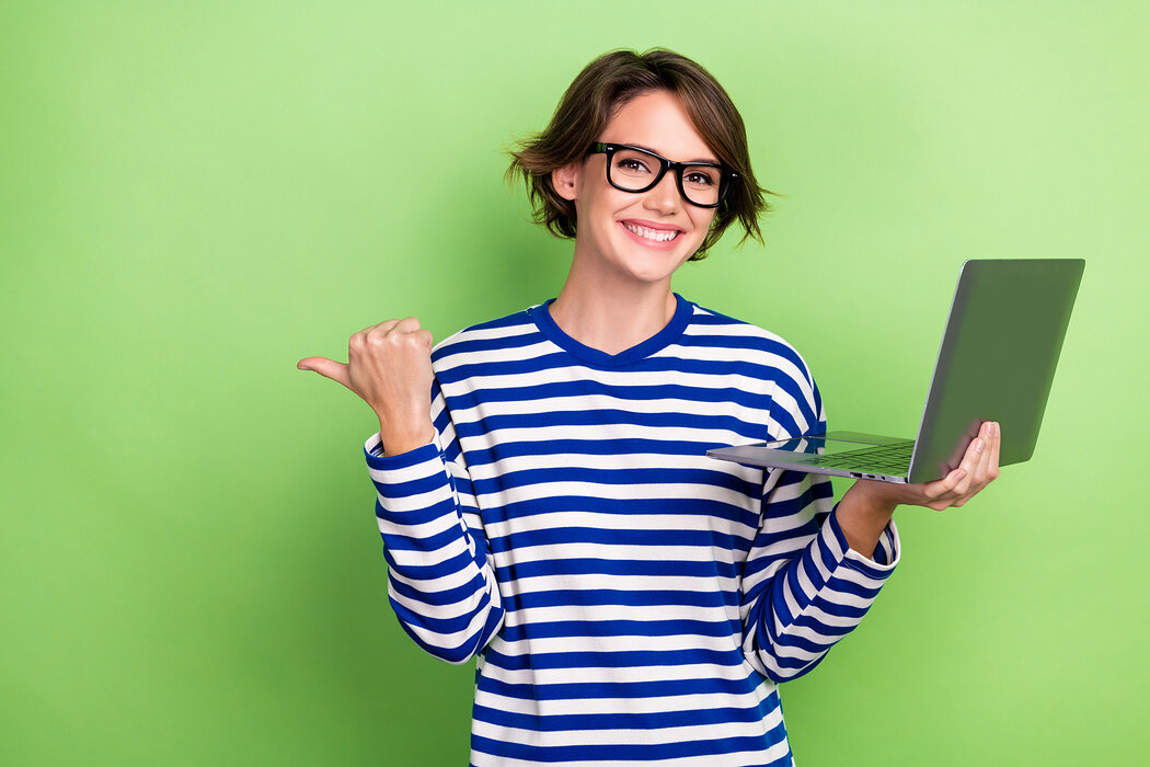 Glückliche Frau mit Laptop