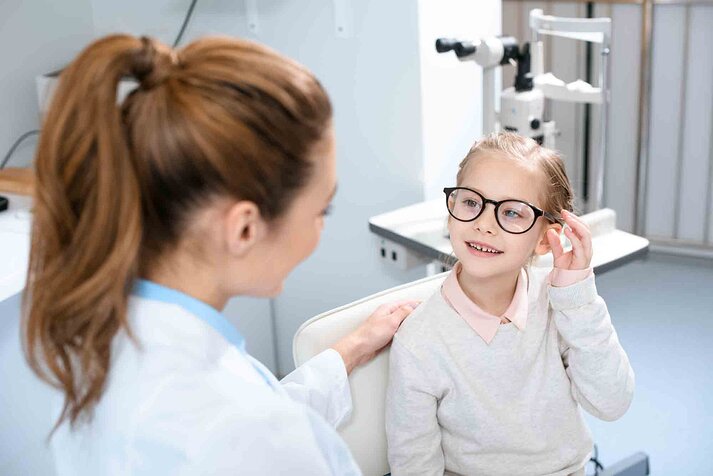 Mädchen sucht neue Brille aus