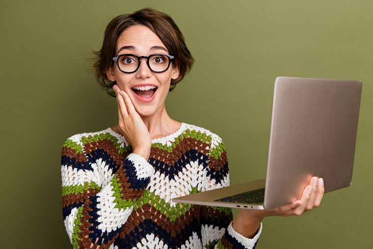 Frau mit Brille und Laptop