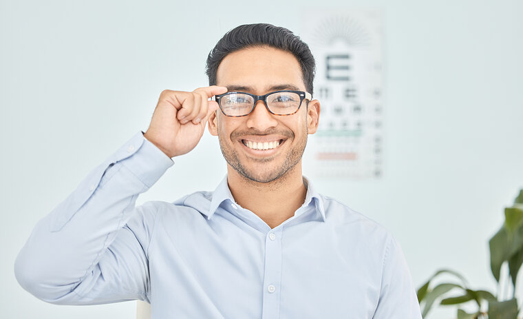 Mann kauft neue Brille