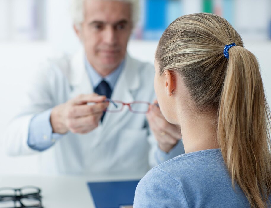 Neue Brille beim Optiker