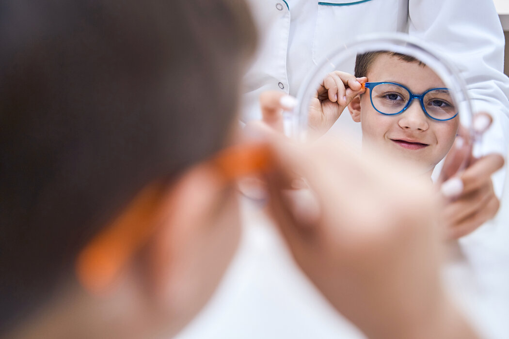 Junge mit seiner ersten Brille