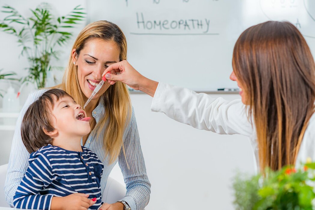 Junge bekommt homöopathische Tropfen