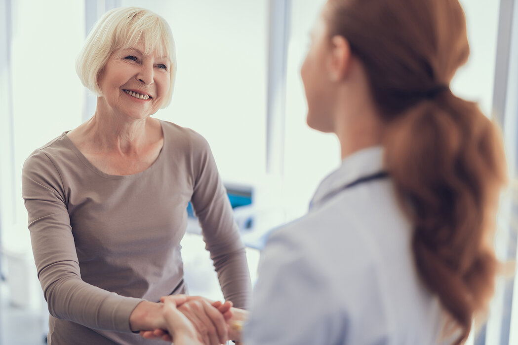 Ältere Frau beim Gesundheitscheck