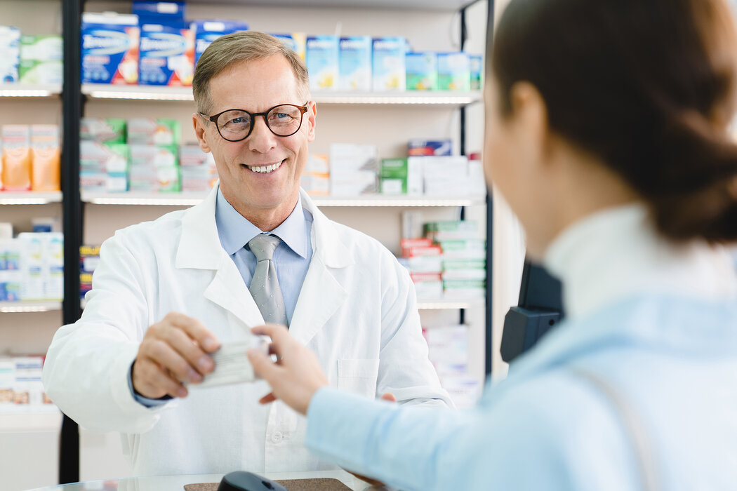 Frau läßt sich in der Apotheke beraten