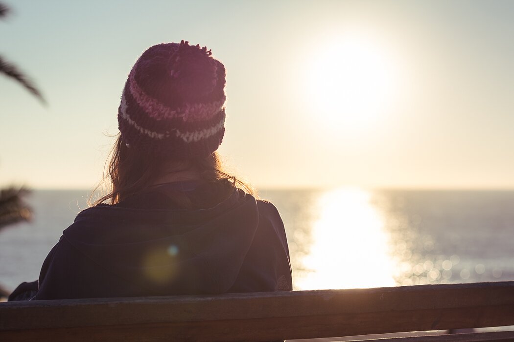 Frau genießt den Sonnenuntergang