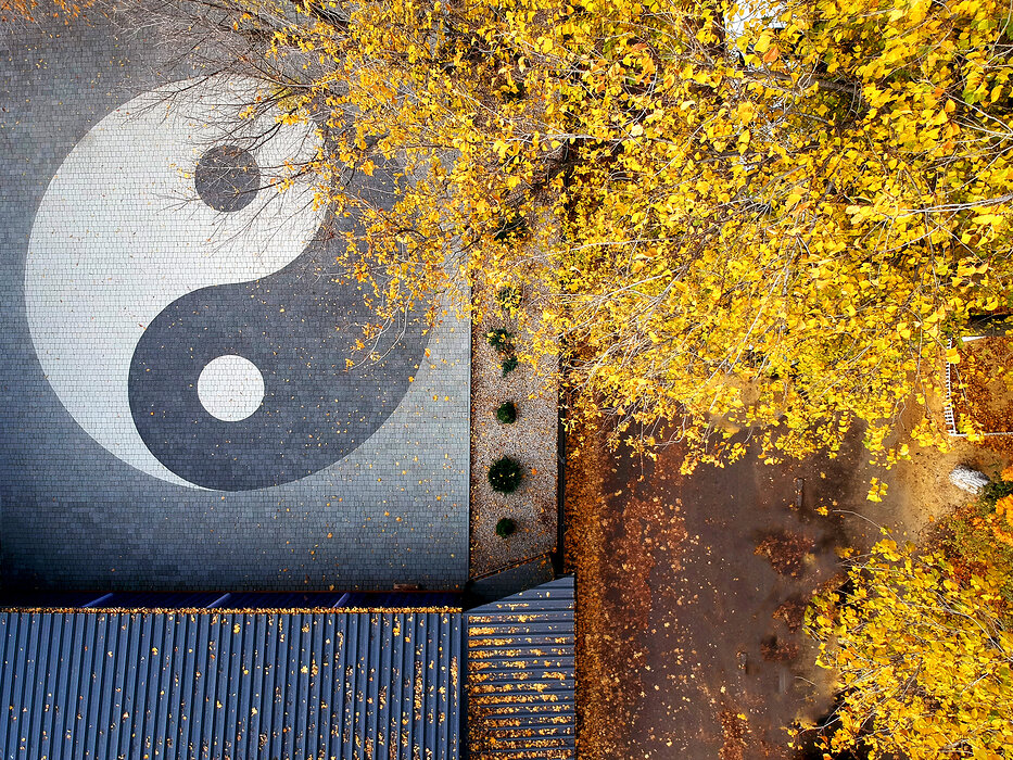 Yin und Yang Symbol auf dem Boden