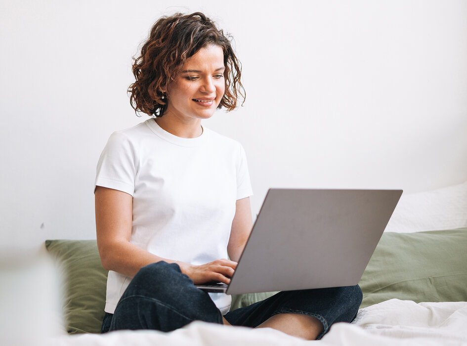 Frau mit Laptop