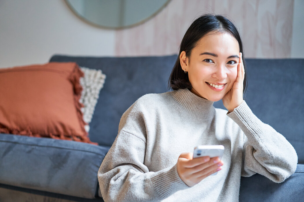 Frau mit Mobiltelefon